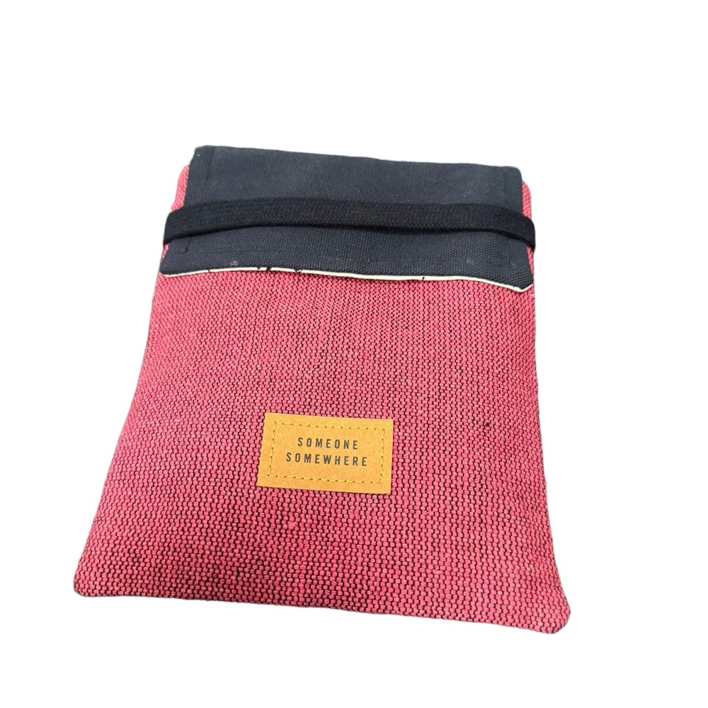 Delta Premium Select Someone Somewhere
Artisan-Made Amenity Kit. Navy/Pink. NEW